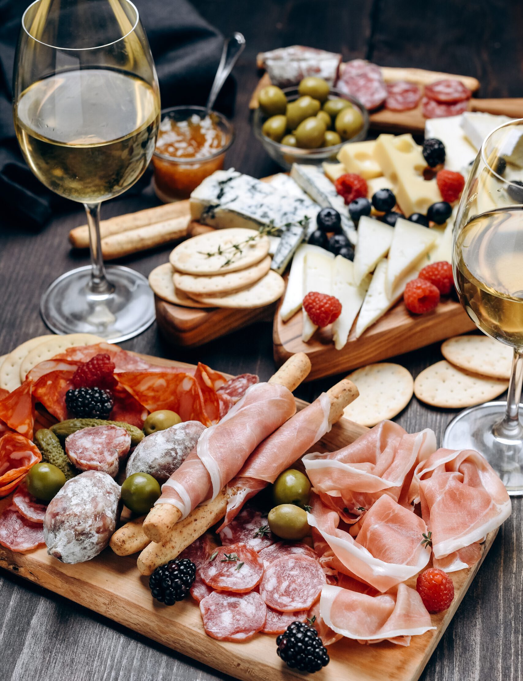 Charcuterie,Board,With,Prosciutto,Ham,,Salami,,Olives,And,Grissini,Bread